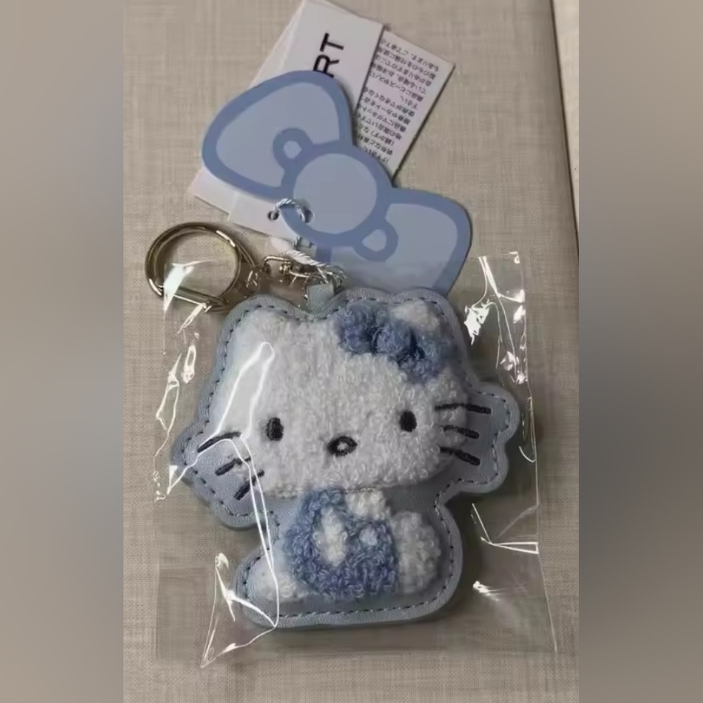 EXCLUSIVE - Hello Kitty Officially Licensed Keychain Set - Picture 5 of 10